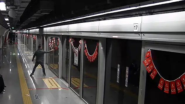 Metroda Türk bayraklarına çirkin saldırının görüntüleri ortaya çıktı

