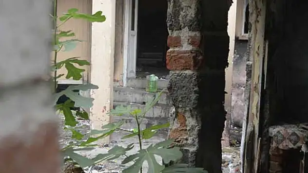 Metruk binalar batakhaneye döndü