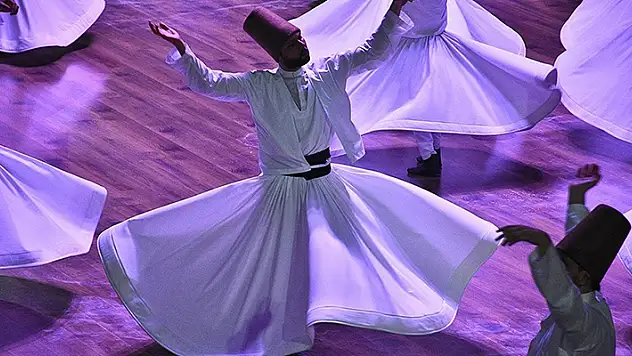 Mevlana, dünyanın farklı yerlerinden gelen turistleri Konya'da bir araya getiriyor