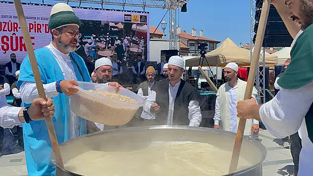 Mevlana Meydanı'nda Mevlevi usullerine göre aşure kaynatıldı