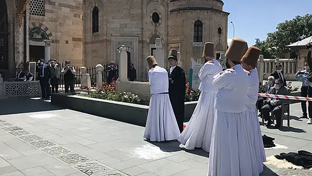 Mevlana Müzesi 2,5 ayın ardından sema gösterisiyle ziyarete açıldı! Saatte en fazla 200 kişi...