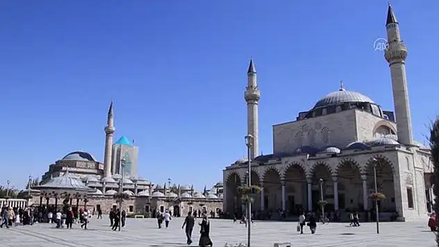Mevlana Müzesi'nde hafta sonu yoğunluğu yaşanıyor
