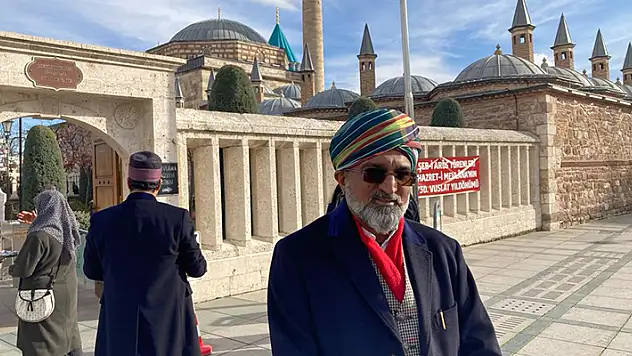 Mevlana Müzesi'nde Şebiarus töreni öncesi turist yoğunluğu yaşanıyor
