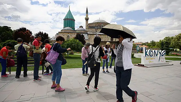Mevlana Müzesi'nde ziyaretçi yoğunluğu