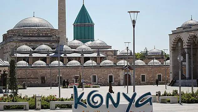 Mevlana Müzesi'ndeki yeşil kubbenin çinileri 60 yıl sonra yenileniyor