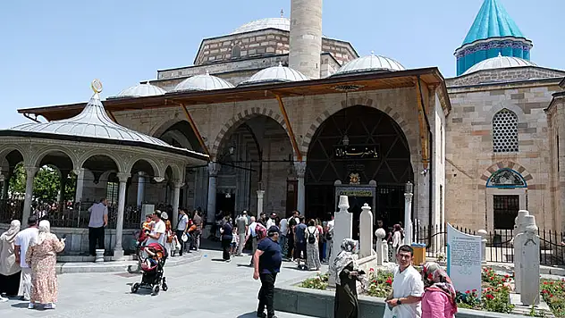 Mevlana Müzesi'nde bayramda ziyaretçi yoğunluğu