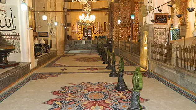 Mevlana Müzesinin halıları yenilendi