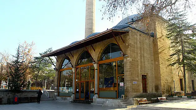 Mevlana'nın annesi ona selam götürecek ziyaretçileri bekliyor