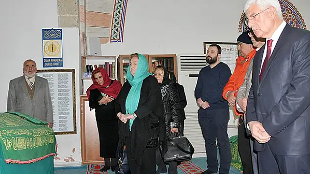 Mevlana'nın annesinin sanduka örtüsü değiştirildi