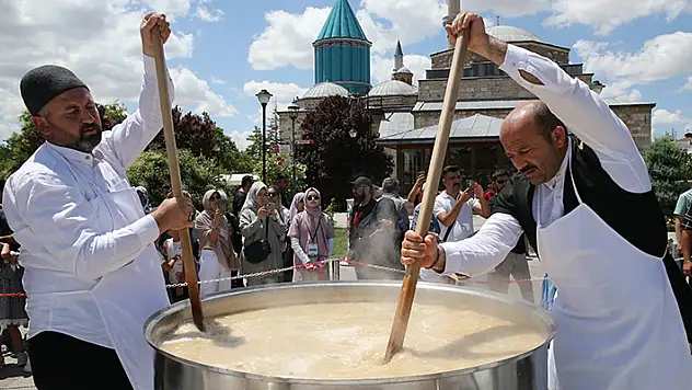 Mevlana'nın dergahında pişirilen aşure ziyaretçilere ikram edildi
