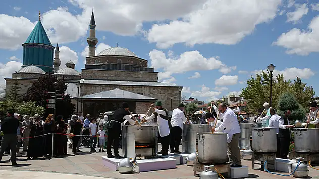 Mevlana'nın dergahında pişirilen aşure ziyaretçilere ikram edildi
