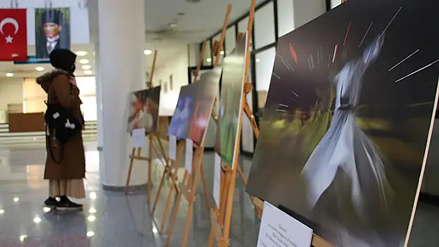 Mevlana, 'Tennurelerin Rüzgarında' adlı sergiyle dostlarına anlatılıyor
