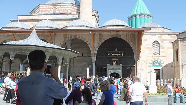 Mevlana Türbesi'ne turist akını