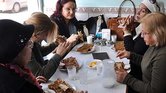 Mevlana ziyaretçileri, Konyalı lokantacıların yüzünü güldürdü
