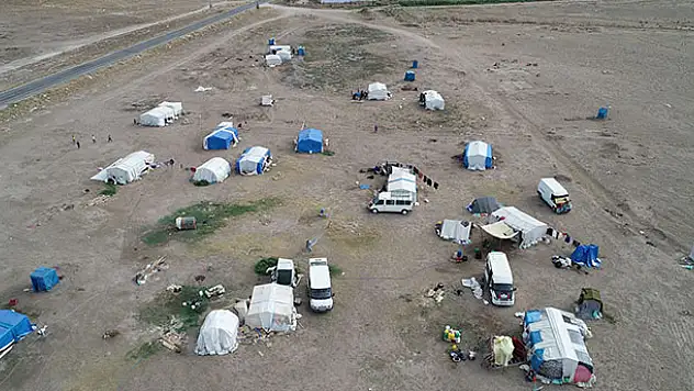 Mevsimlik tarım işçileri Konya Ovası'nda mesaide