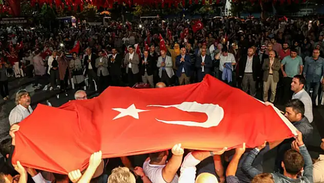 Meydanlarda demokrasi nöbeti başladı