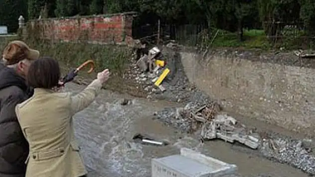 Mezarlığın duvarı çöktü, cesetler ortalığa saçıldı