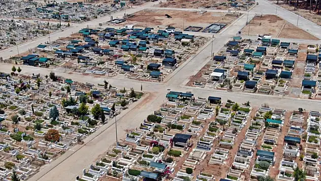 Mezarlıkta 'tente' krizi, belediye ile vatandaşları karşı karşıya getirdi