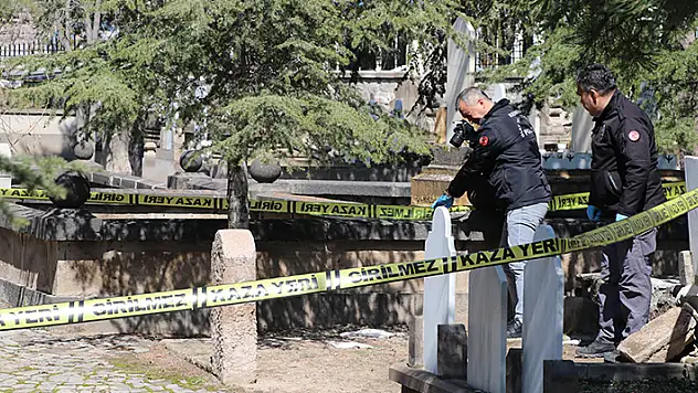 Mezarlıktaki kaldırımda 4 aylık cenin bulundu
