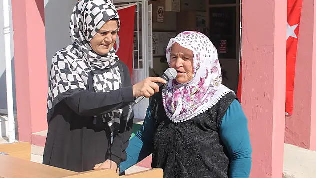 Mezun olduğu okulda 59 yıl sonra şiir okudu
