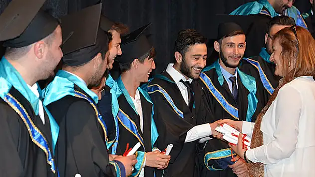 Mezuniyet Töreninde Emektar Öğretim Üyeleri de Unutulmadı