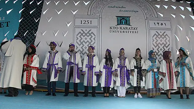 Mezuniyetlerinde 'kep' yerine 'börk' giydiler