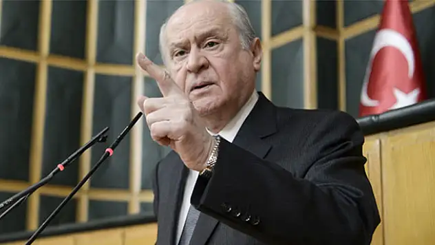 MHP'de muhalifler imzaları birleştiriyor