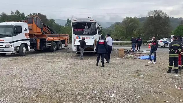MHP kafilesini taşıyan midibüs devrildi: 2 ölü, 19 yaralı
