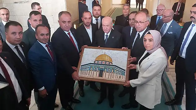 MHP Konya İl Başkanı Karaarslan, Devlet Bahçeli'ye Mescidi Aksa tablosu hediye etti
