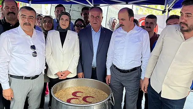 MHP Konya İl Başkanlığı'ndan Zafer Meydanı'nda aşure ikramı