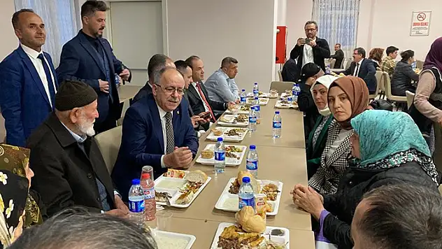 MHP Konya İl Teşkilatı üyeleri depremzedelerle iftarda buluştu
