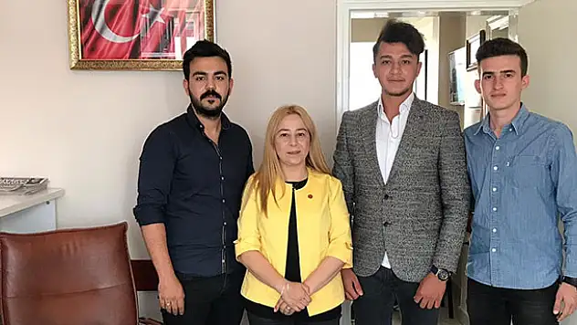 MHP Konya milletvekili  Esin Kara sorunları dinliyor