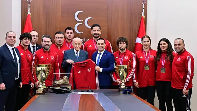 MHP Lideri Bahçeli, şampiyon güreşçileri kabul etti
