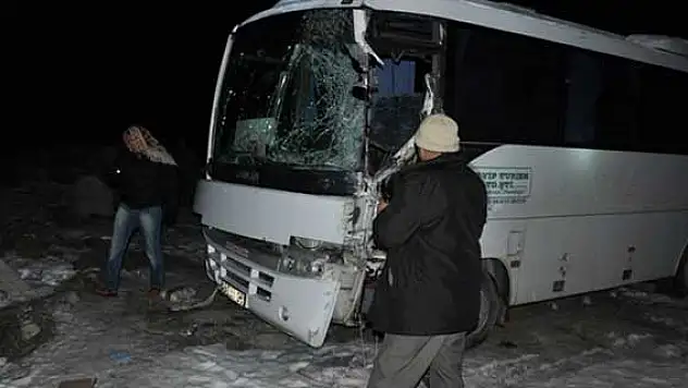 MHP'lileri taşıyan midibüs kaza yaptı: 1 ölü, 9 yaralı