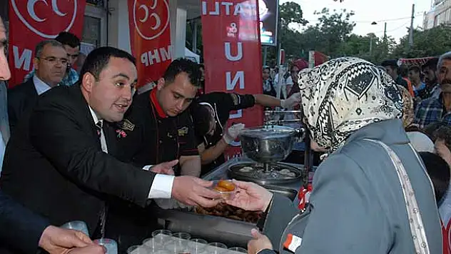 MHP lokma tatlısı dağıttı
