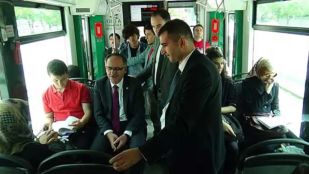 MHP Milletvekili tramvaya bindi, seçmenden destek istedi