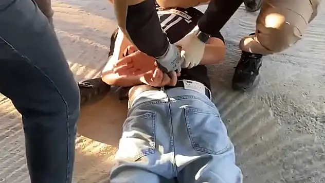 Midesinde taşıdığı 1 kilo uyuşturucuyla yakalandı
