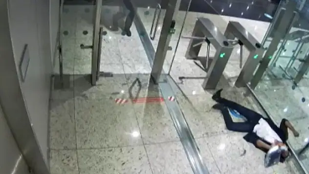 Midesindeki kokain patlayan uyuşturucu kuryesi, havalimanında öldü