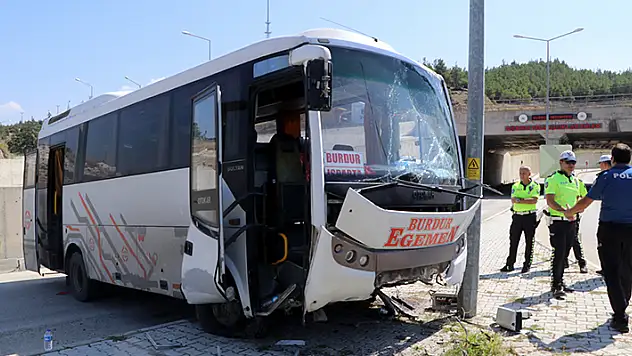 Midibüs istinat duvarından yan yola düştü: 11 yaralı
