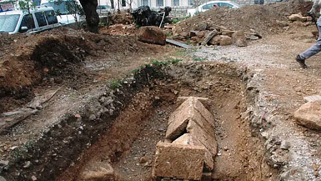 Milattan önce 3 bin yılına ait mezarlar bulundu
