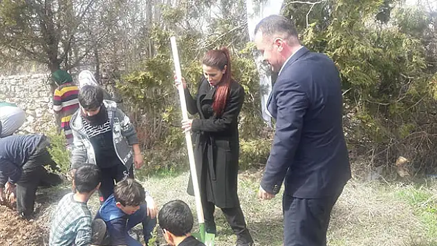 Millet kıraathanesi bahçesinde fidanlar toprakla buluştu