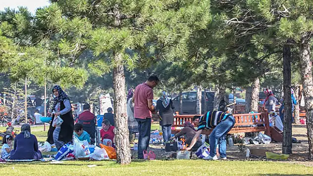 Millet Kıraathanesi gece 24'e kadar, Millet Bahçesi ise sahura kadar açık olacak