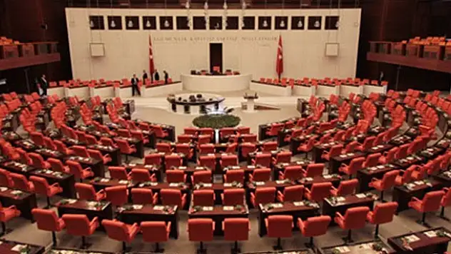 Milletvekilerinin yemin töreni gece yarısı bitecek