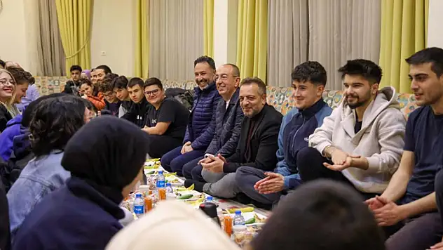 Milletvekili Özer ve Başkan Kavuş sahurda gençlerle buluştu