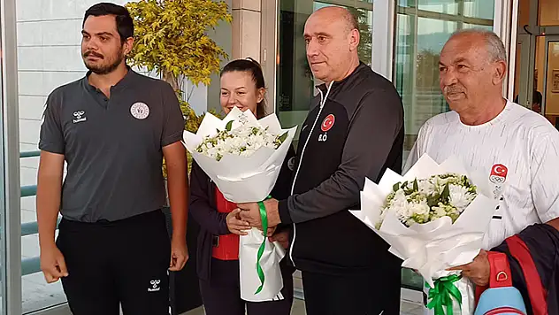 Milli atıcı Sena Can, Konya'dan Paris'e uğurlandı:
