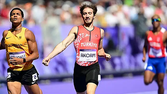 Milli atlet Berke Akçam Paris'te yarı finale kaldı
