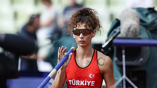 Milli atlet Buse Arıkazan sırıkla atlamada yeni Türkiye rekorunun sahibi oldu
