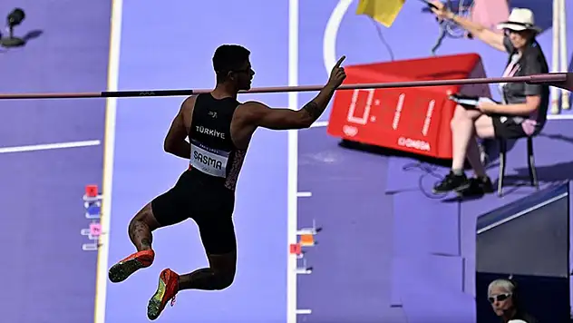 Milli atlet Ersu Şaşma, sırıkla atlamada finale kaldı
