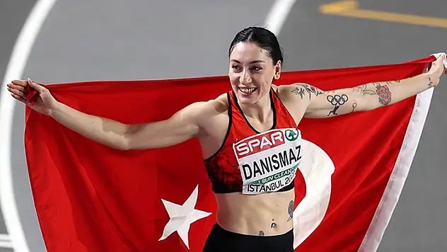 Milli atlet Tuğba Danışmaz, üç adım atlamada Türkiye rekoru kırarak Avrupa şampiyonu oldu
