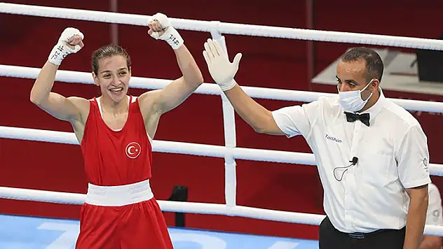 Milli boksör Buse Naz Çakıroğlu olimpiyat madalyasını garantiledi
